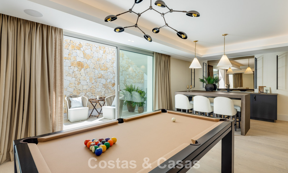 Impresionante villa de lujo con pista de tenis de césped en venta cerca de todos los servicios en la Milla de Oro de Marbella 782696