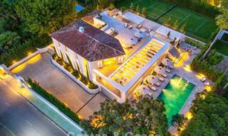Impresionante villa de lujo con pista de tenis de césped en venta cerca de todos los servicios en la Milla de Oro de Marbella 782697 