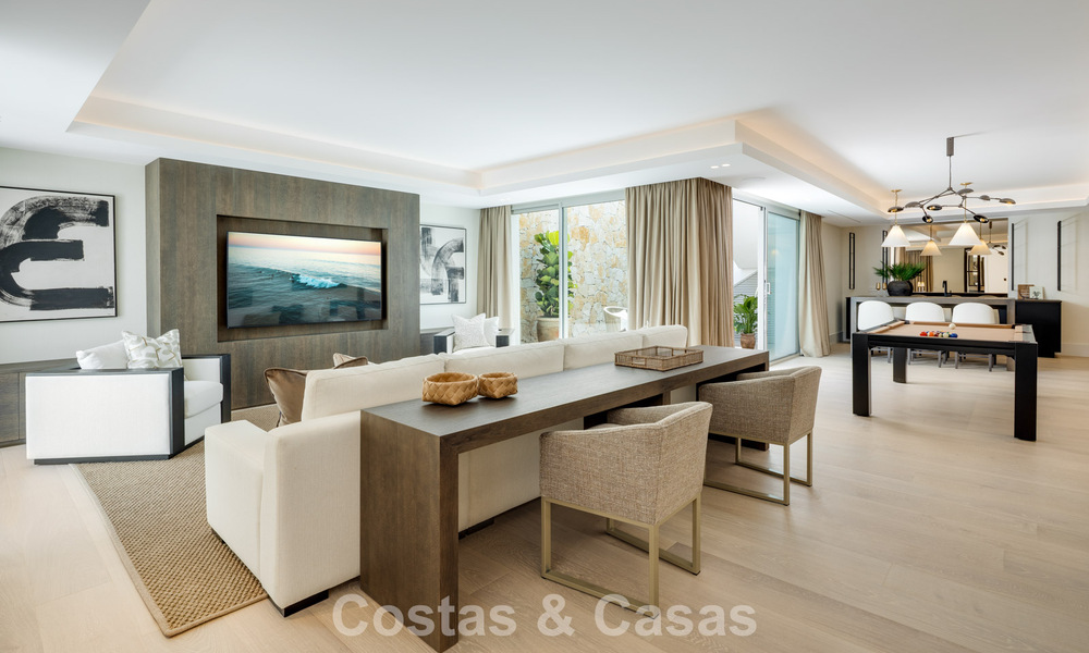 Impresionante villa de lujo con pista de tenis de césped en venta cerca de todos los servicios en la Milla de Oro de Marbella 782699