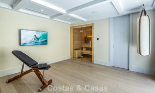 Impresionante villa de lujo con pista de tenis de césped en venta cerca de todos los servicios en la Milla de Oro de Marbella 782700 