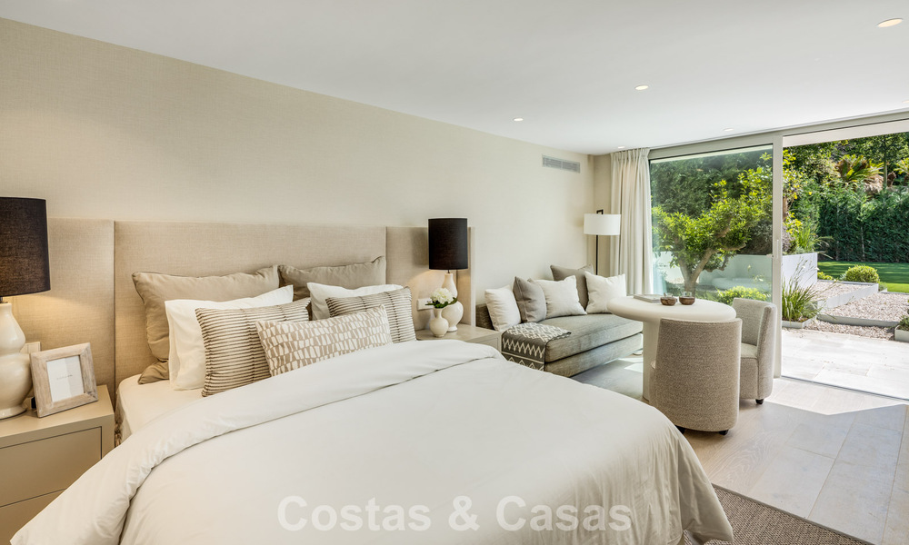 Impresionante villa de lujo con pista de tenis de césped en venta cerca de todos los servicios en la Milla de Oro de Marbella 782701