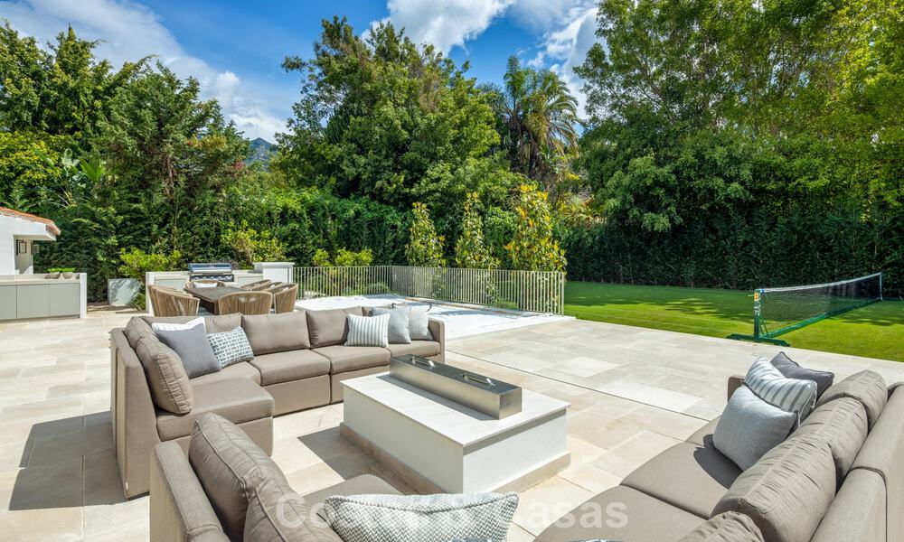 Impresionante villa de lujo con pista de tenis de césped en venta cerca de todos los servicios en la Milla de Oro de Marbella 782702