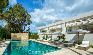 Impresionante villa de lujo con pista de tenis de césped en venta cerca de todos los servicios en la Milla de Oro de Marbella 782703 