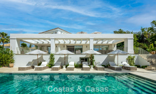 Impresionante villa de lujo con pista de tenis de césped en venta cerca de todos los servicios en la Milla de Oro de Marbella 782704 