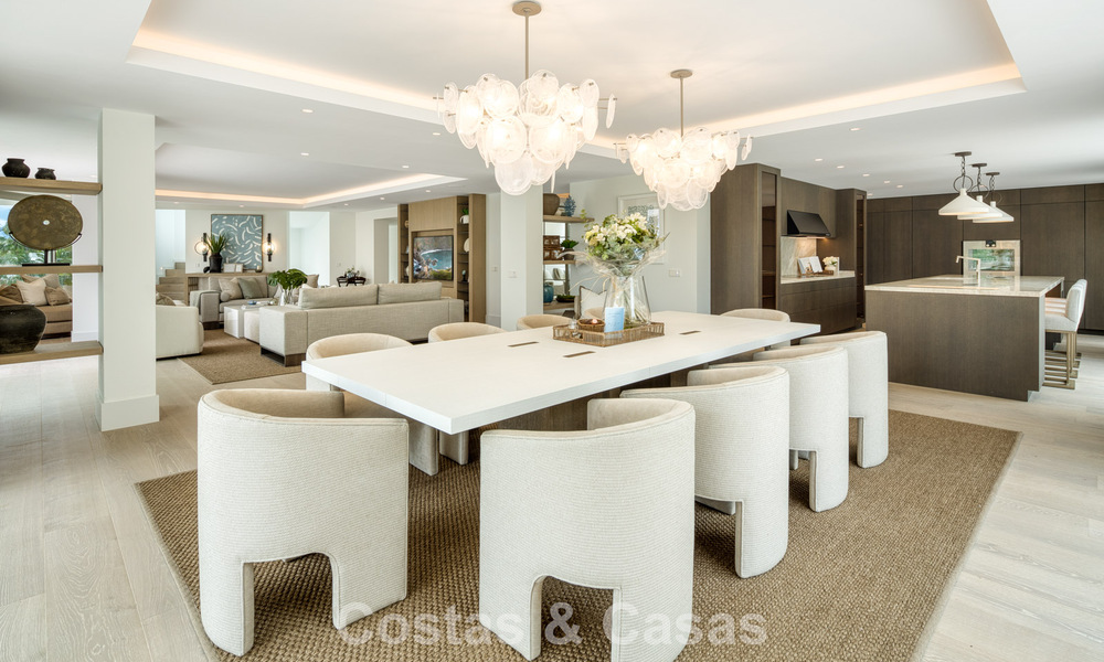 Impresionante villa de lujo con pista de tenis de césped en venta cerca de todos los servicios en la Milla de Oro de Marbella 782707