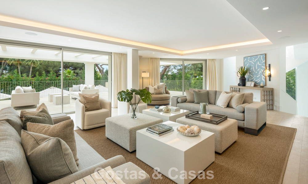 Impresionante villa de lujo con pista de tenis de césped en venta cerca de todos los servicios en la Milla de Oro de Marbella 782708