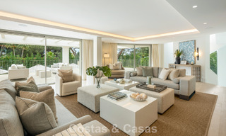 Impresionante villa de lujo con pista de tenis de césped en venta cerca de todos los servicios en la Milla de Oro de Marbella 782708 