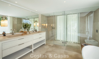 Impresionante villa de lujo con pista de tenis de césped en venta cerca de todos los servicios en la Milla de Oro de Marbella 782715 