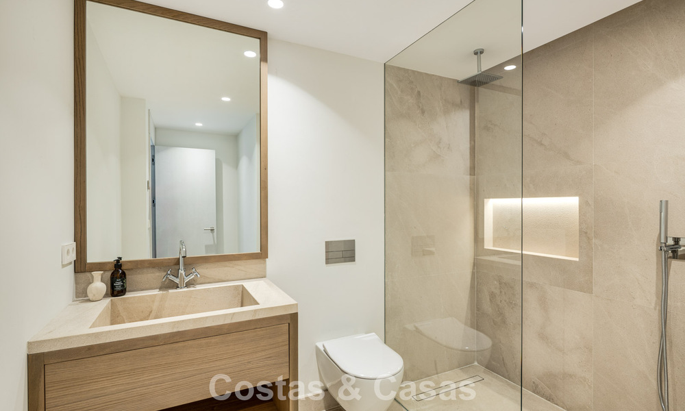 Impresionante villa de lujo con pista de tenis de césped en venta cerca de todos los servicios en la Milla de Oro de Marbella 782717