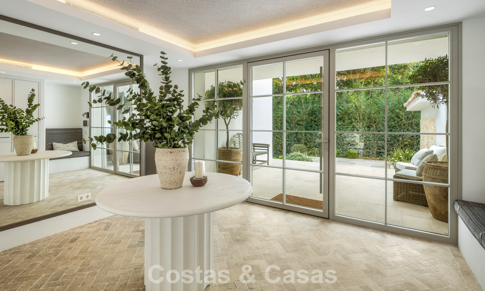 Impresionante villa de lujo con pista de tenis de césped en venta cerca de todos los servicios en la Milla de Oro de Marbella 782719