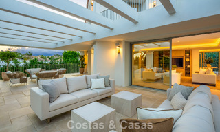 Impresionante villa de lujo con pista de tenis de césped en venta cerca de todos los servicios en la Milla de Oro de Marbella 782720 