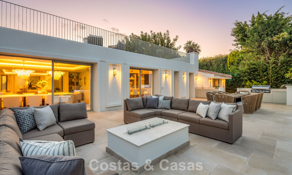 Impresionante villa de lujo con pista de tenis de césped en venta cerca de todos los servicios en la Milla de Oro de Marbella 782721