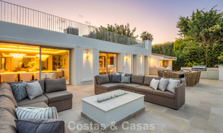 Impresionante villa de lujo con pista de tenis de césped en venta cerca de todos los servicios en la Milla de Oro de Marbella 782721 