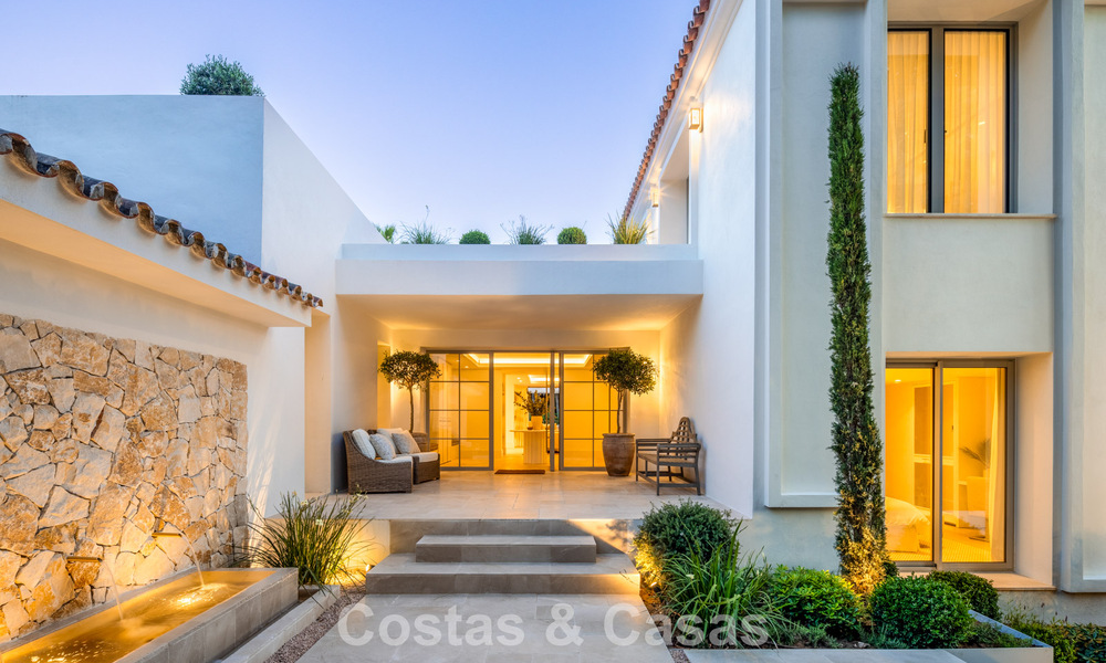 Impresionante villa de lujo con pista de tenis de césped en venta cerca de todos los servicios en la Milla de Oro de Marbella 782722