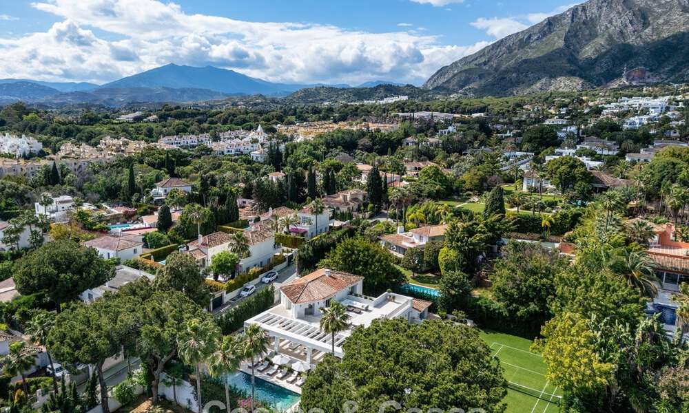 Impresionante villa de lujo con pista de tenis de césped en venta cerca de todos los servicios en la Milla de Oro de Marbella 782725