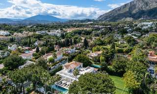 Impresionante villa de lujo con pista de tenis de césped en venta cerca de todos los servicios en la Milla de Oro de Marbella 782725 