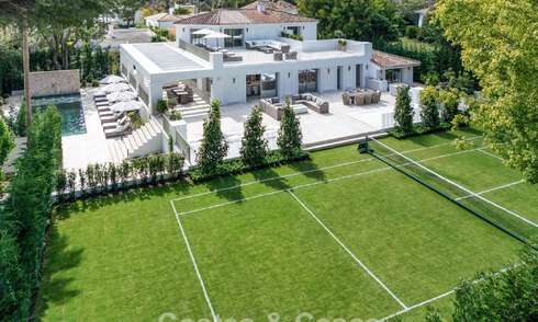 Impresionante villa de lujo con pista de tenis de césped en venta cerca de todos los servicios en la Milla de Oro de Marbella 782726