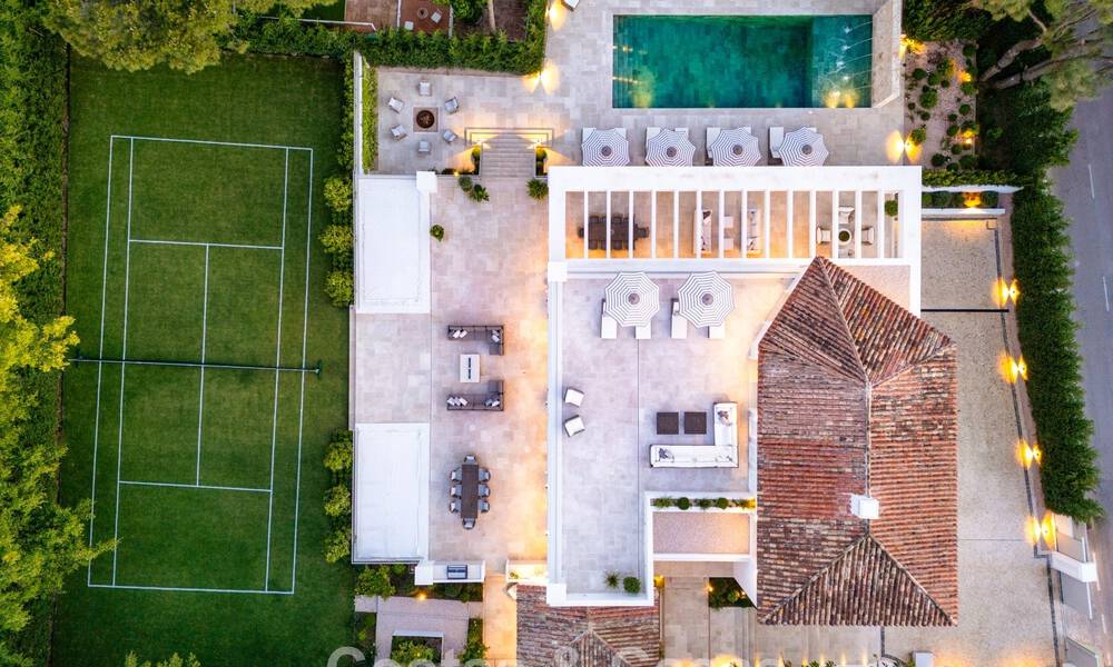 Impresionante villa de lujo con pista de tenis de césped en venta cerca de todos los servicios en la Milla de Oro de Marbella 782728