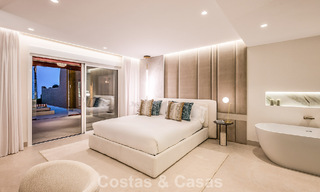 Apartamento modernizado de alta calidad en primera línea de playa con vistas al mar, jardín y piscina privados, Marbella - Estepona 782606 