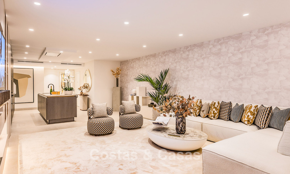 Apartamento modernizado de alta calidad en primera línea de playa con vistas al mar, jardín y piscina privados, Marbella - Estepona 782607