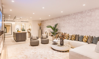 Apartamento modernizado de alta calidad en primera línea de playa con vistas al mar, jardín y piscina privados, Marbella - Estepona 782607 