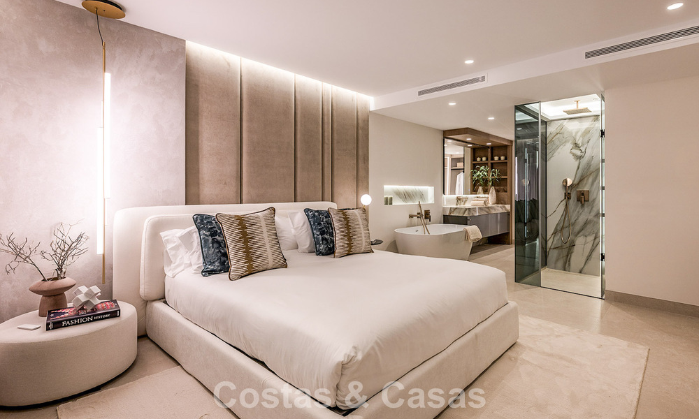 Apartamento modernizado de alta calidad en primera línea de playa con vistas al mar, jardín y piscina privados, Marbella - Estepona 782608