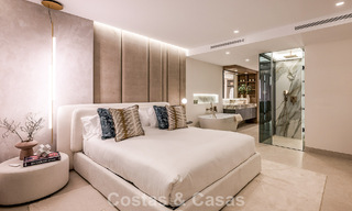 Apartamento modernizado de alta calidad en primera línea de playa con vistas al mar, jardín y piscina privados, Marbella - Estepona 782608 