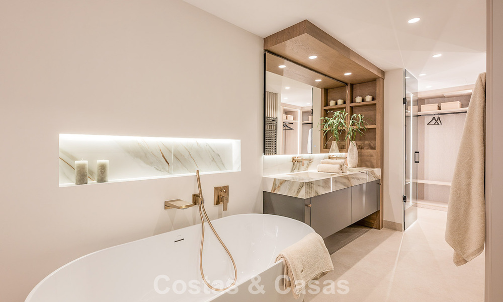 Apartamento modernizado de alta calidad en primera línea de playa con vistas al mar, jardín y piscina privados, Marbella - Estepona 782609