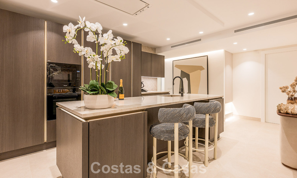 Apartamento modernizado de alta calidad en primera línea de playa con vistas al mar, jardín y piscina privados, Marbella - Estepona 782610