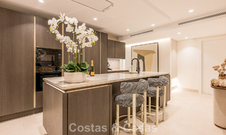 Apartamento modernizado de alta calidad en primera línea de playa con vistas al mar, jardín y piscina privados, Marbella - Estepona 782610 