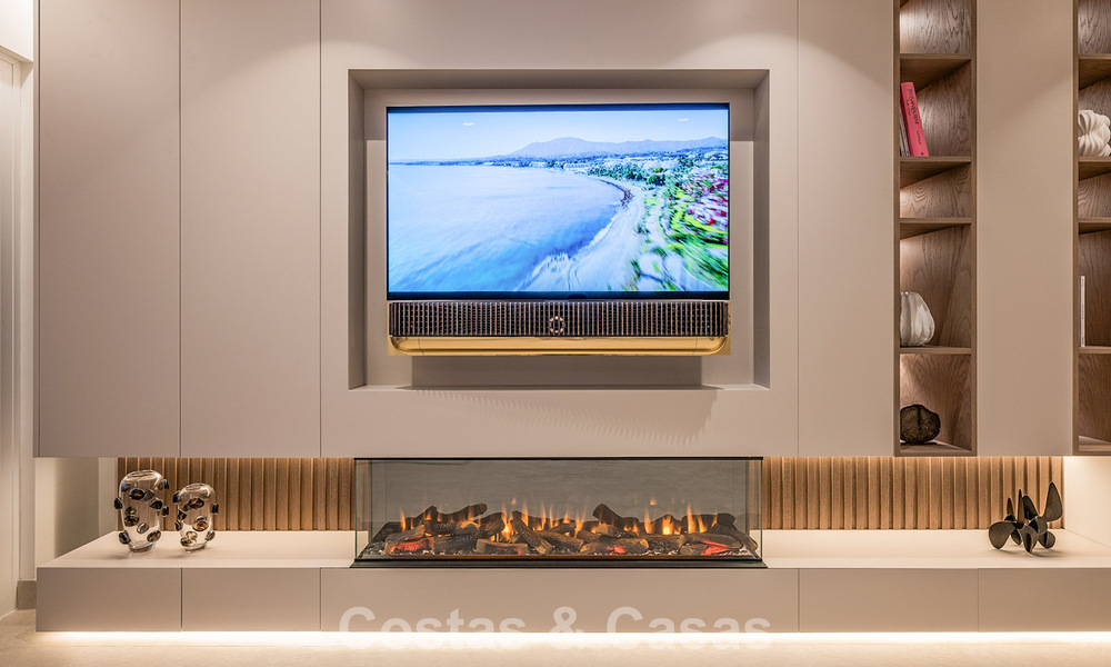 Apartamento modernizado de alta calidad en primera línea de playa con vistas al mar, jardín y piscina privados, Marbella - Estepona 782612