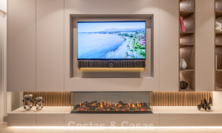 Apartamento modernizado de alta calidad en primera línea de playa con vistas al mar, jardín y piscina privados, Marbella - Estepona 782612 