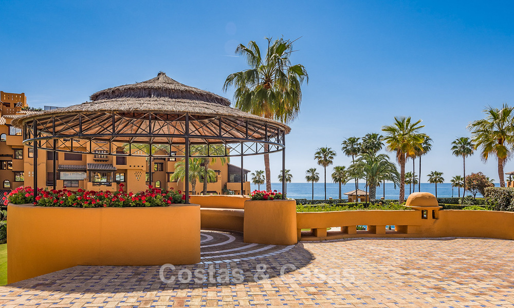Apartamento modernizado de alta calidad en primera línea de playa con vistas al mar, jardín y piscina privados, Marbella - Estepona 782614