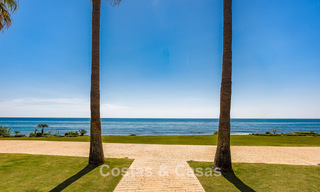 Apartamento modernizado de alta calidad en primera línea de playa con vistas al mar, jardín y piscina privados, Marbella - Estepona 782615 