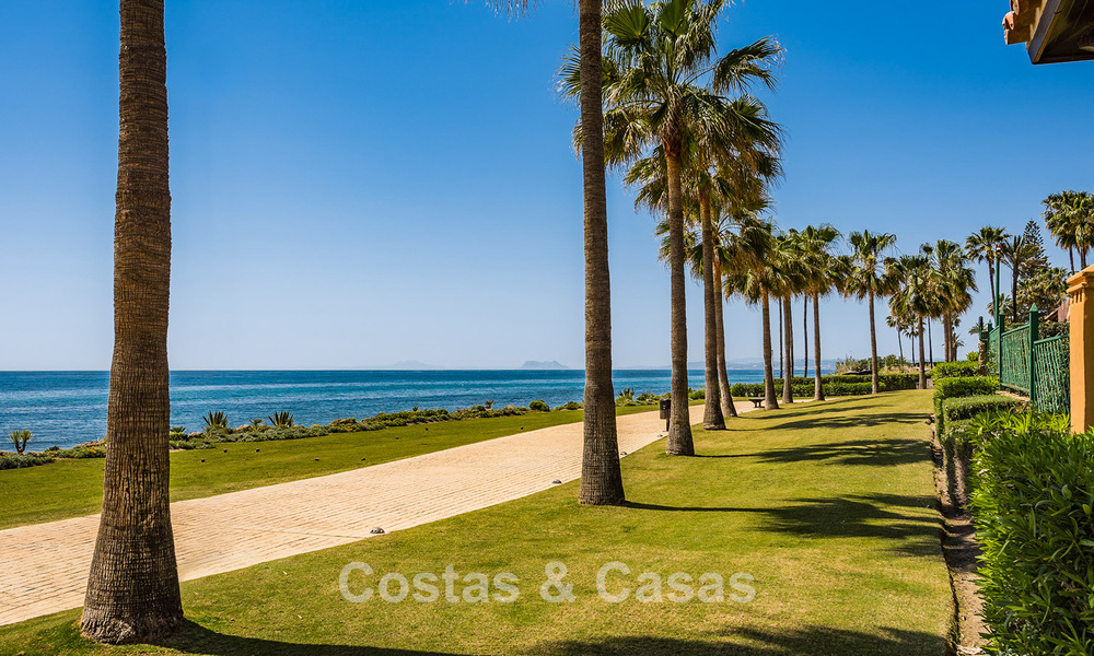 Apartamento modernizado de alta calidad en primera línea de playa con vistas al mar, jardín y piscina privados, Marbella - Estepona 782616