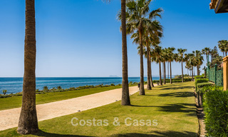 Apartamento modernizado de alta calidad en primera línea de playa con vistas al mar, jardín y piscina privados, Marbella - Estepona 782616 
