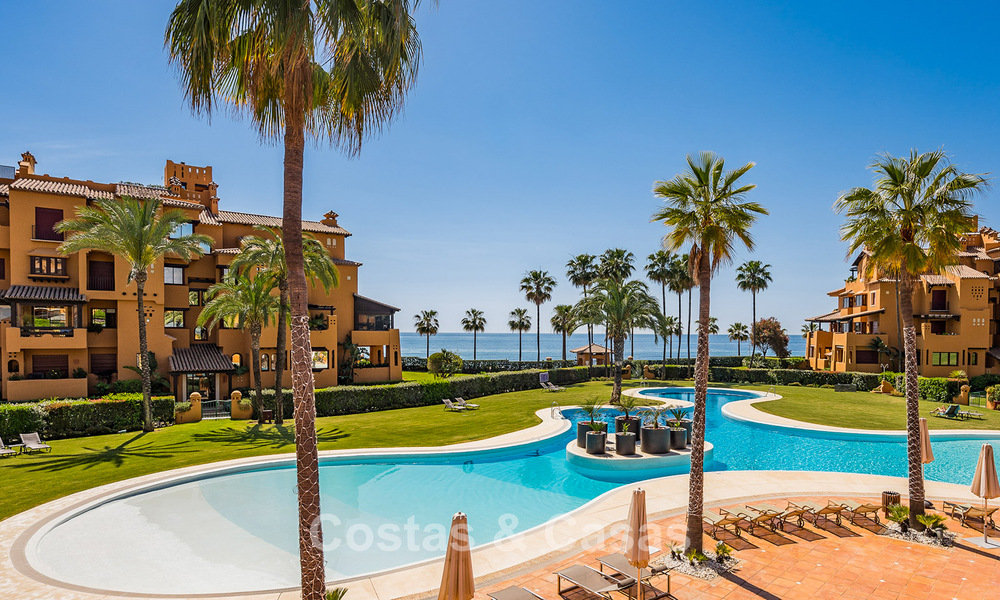 Apartamento modernizado de alta calidad en primera línea de playa con vistas al mar, jardín y piscina privados, Marbella - Estepona 782617