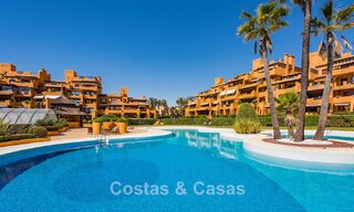 Apartamento modernizado de alta calidad en primera línea de playa con vistas al mar, jardín y piscina privados, Marbella - Estepona 782618 
