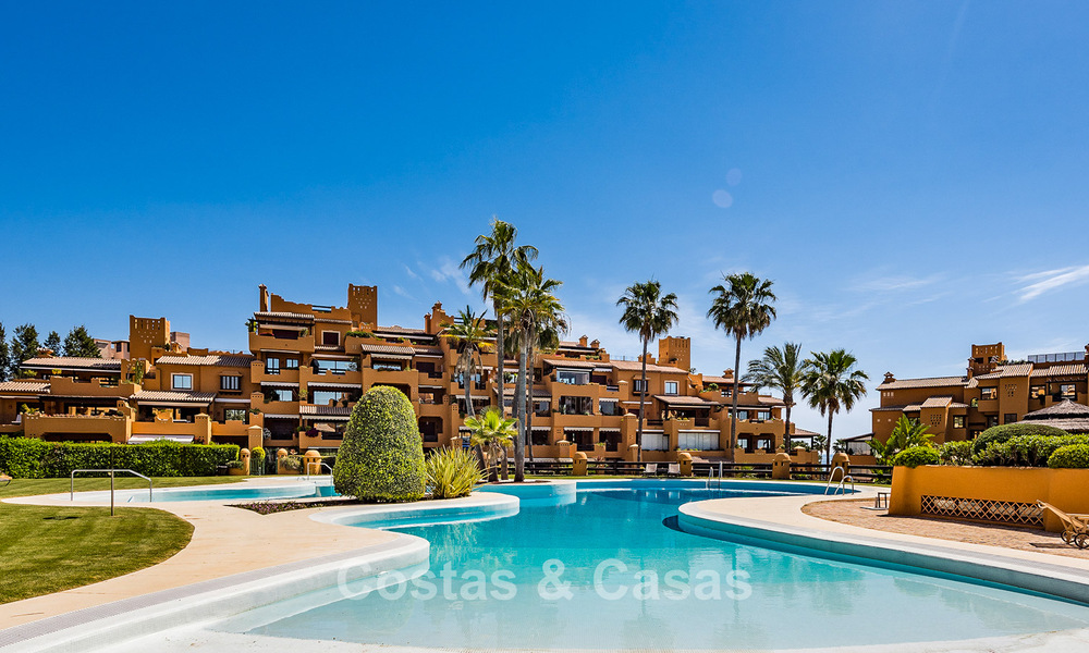 Apartamento modernizado de alta calidad en primera línea de playa con vistas al mar, jardín y piscina privados, Marbella - Estepona 782619