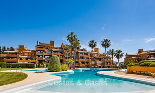 Apartamento modernizado de alta calidad en primera línea de playa con vistas al mar, jardín y piscina privados, Marbella - Estepona 782619 
