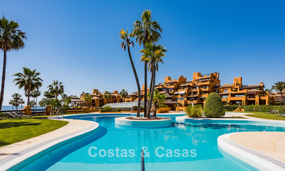Apartamento modernizado de alta calidad en primera línea de playa con vistas al mar, jardín y piscina privados, Marbella - Estepona 782620