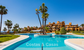 Apartamento modernizado de alta calidad en primera línea de playa con vistas al mar, jardín y piscina privados, Marbella - Estepona 782620 