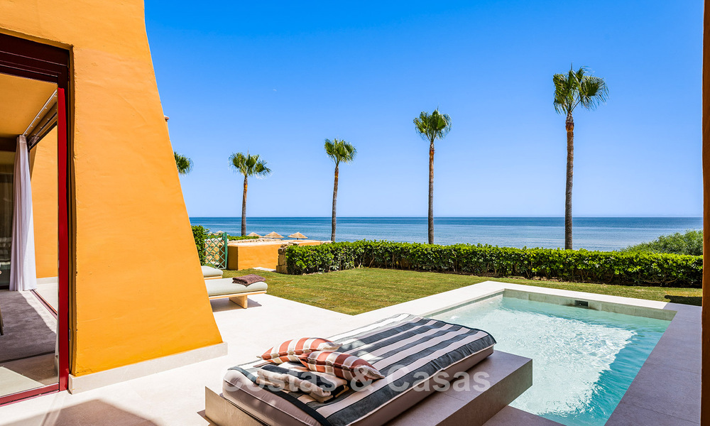 Apartamento modernizado de alta calidad en primera línea de playa con vistas al mar, jardín y piscina privados, Marbella - Estepona 782621
