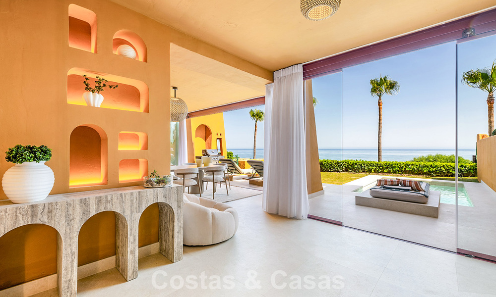 Apartamento modernizado de alta calidad en primera línea de playa con vistas al mar, jardín y piscina privados, Marbella - Estepona 782622