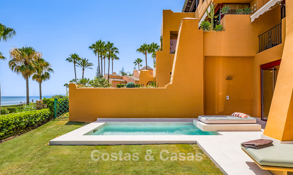 Apartamento modernizado de alta calidad en primera línea de playa con vistas al mar, jardín y piscina privados, Marbella - Estepona 782623