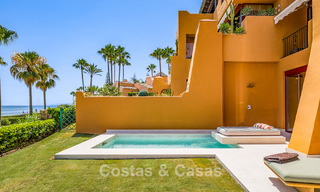 Apartamento modernizado de alta calidad en primera línea de playa con vistas al mar, jardín y piscina privados, Marbella - Estepona 782623 