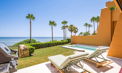 Apartamento modernizado de alta calidad en primera línea de playa con vistas al mar, jardín y piscina privados, Marbella - Estepona 782624