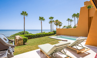 Apartamento modernizado de alta calidad en primera línea de playa con vistas al mar, jardín y piscina privados, Marbella - Estepona 782624 
