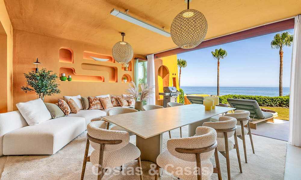 Apartamento modernizado de alta calidad en primera línea de playa con vistas al mar, jardín y piscina privados, Marbella - Estepona 782625
