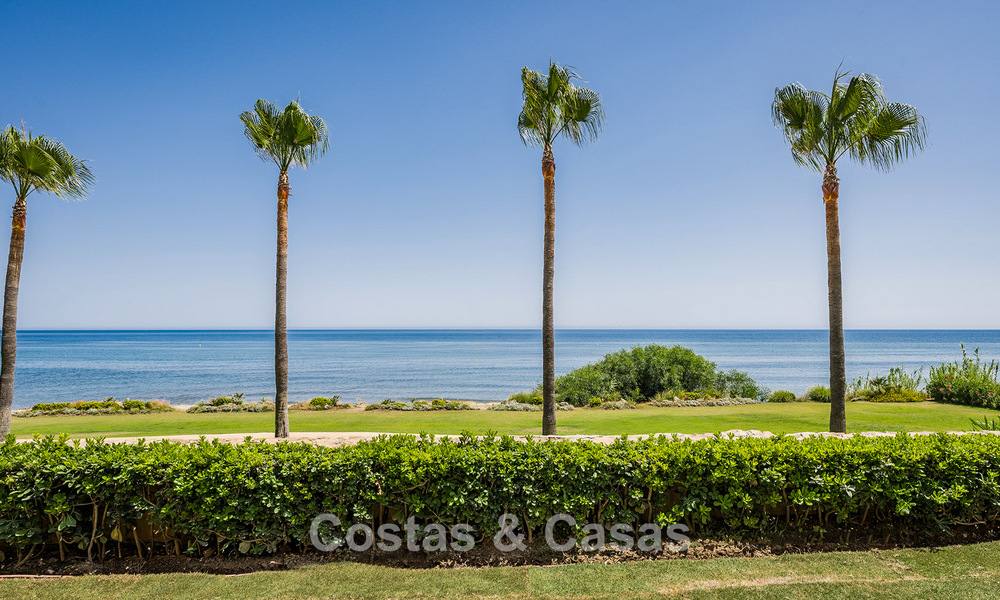 Apartamento modernizado de alta calidad en primera línea de playa con vistas al mar, jardín y piscina privados, Marbella - Estepona 782626